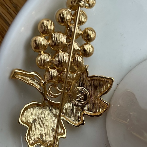 signed Givenchy brooch pearl and gold - Picture 2 of 3